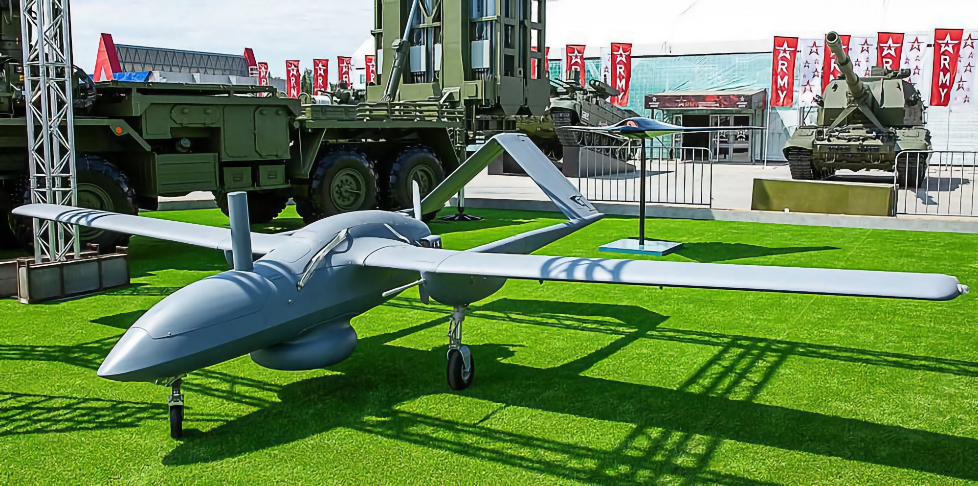 Les forces armées ukrainiennes ont détruit un rare drone russe Korsar dont la conception est similaire à celle du Bayraktar TB2. Le drone existait en 3 exemplaires Les forces armées ukrainiennes ont détruit un rare drone russe Korsar dont la conception est similaire à celle du Bayraktar TB2. Le drone existait en 3 exemplaires