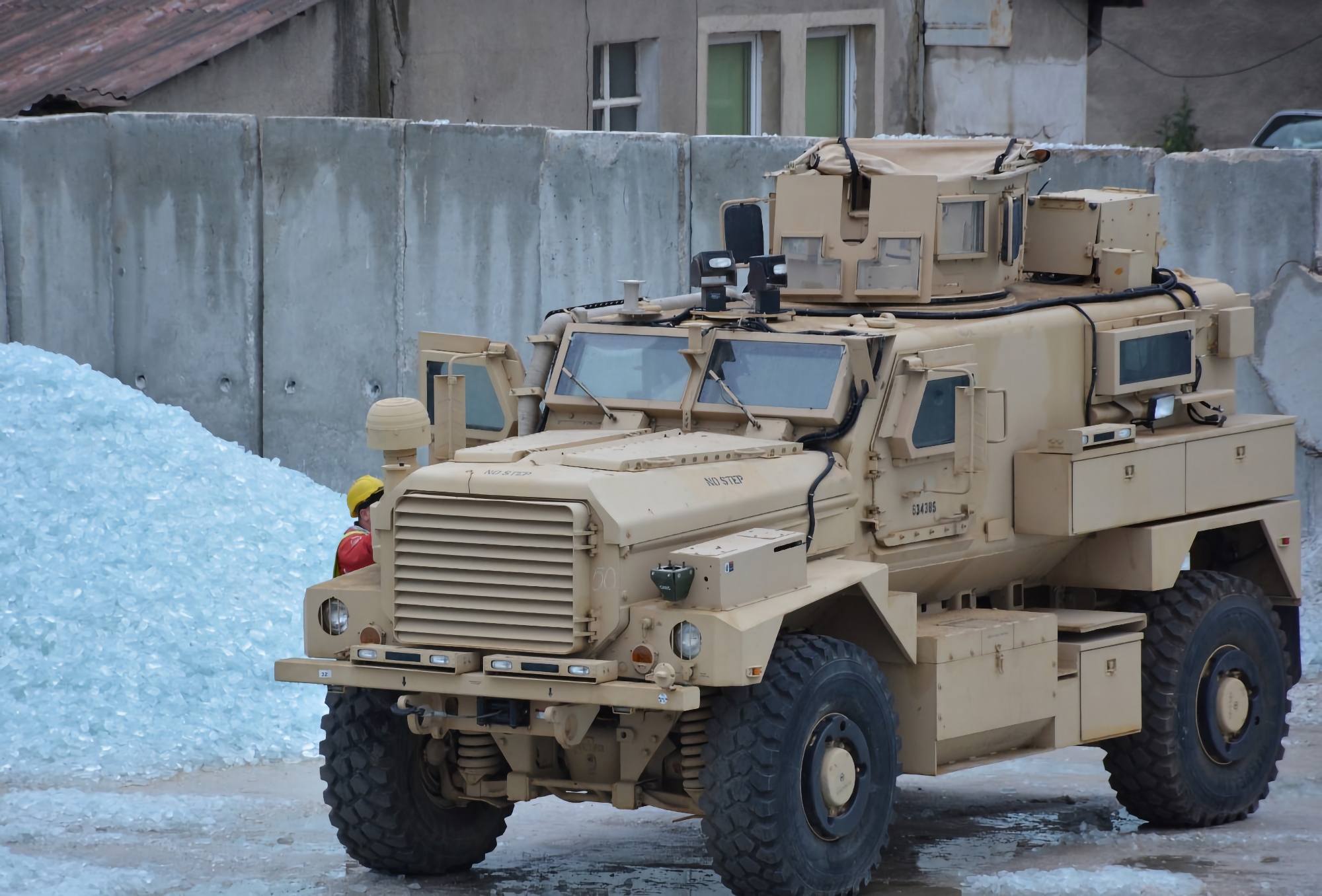 L'AFU commence à utiliser des véhicules blindés Cougar américains. L'AFU commence à utiliser des véhicules blindés Cougar américains.