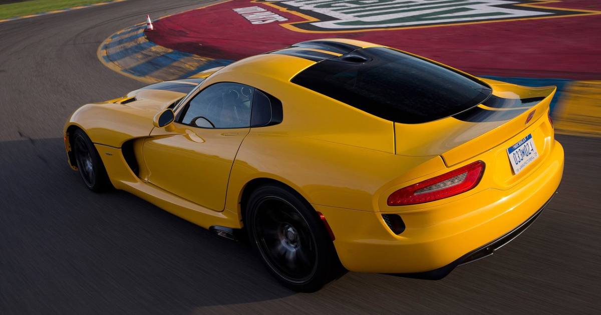Retour sur la Bête : la résurgence de la Dodge SRT Viper de 2013 en vitesse et style