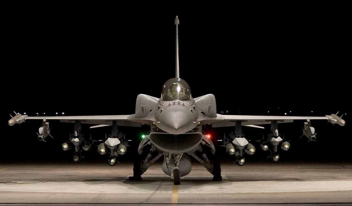 Lockheed Martin souhaite vendre à la Colombie 24 chasseurs F-16 Viper modernisés, équipés de missiles AGM-154 JSOW et AGM-84E Harpoon, pour un montant de 4,6 milliards de dollars. Lockheed Martin souhaite vendre à la Colombie 24 chasseurs F-16 Viper modernisés, équipés de missiles AGM-154 JSOW et AGM-84E Harpoon, pour un montant de 4,6 milliards de dollars.