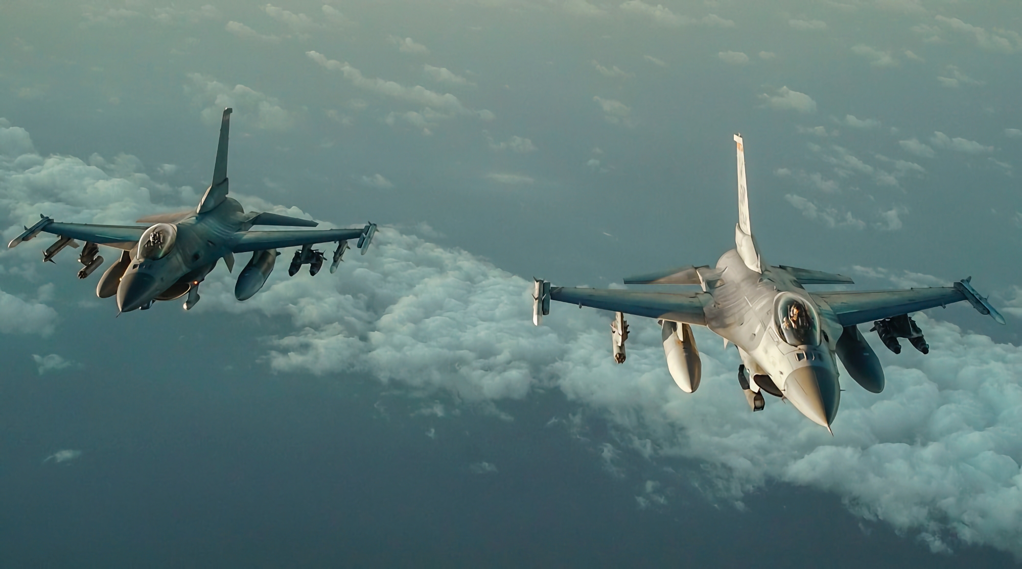 Le Royaume-Uni lancera cet été un programme de formation des pilotes ukrainiens sur les chasseurs F-16 Fighting Falcon Le Royaume-Uni lancera cet été un programme de formation des pilotes ukrainiens sur les chasseurs F-16 Fighting Falcon