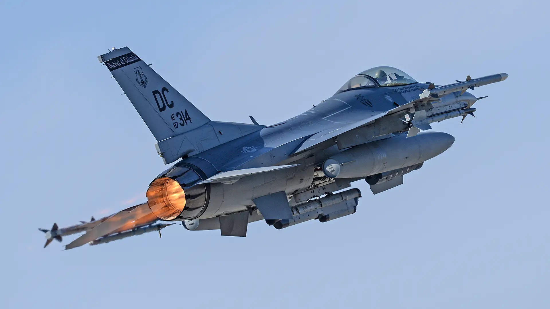 Le Pentagone autorise les chasseurs F-16 à voler à vitesse supersonique au-dessus de Washington pour intercepter le Cessna 560 Citation V - l'avion d'affaires n'a pas réussi à entrer en contact et s'est finalement écrasé. Le Pentagone autorise les chasseurs F-16 à voler à vitesse supersonique au-dessus de Washington pour intercepter le Cessna 560 Citation V - l'avion d'affaires n'a pas réussi à entrer en contact et s'est finalement écrasé.