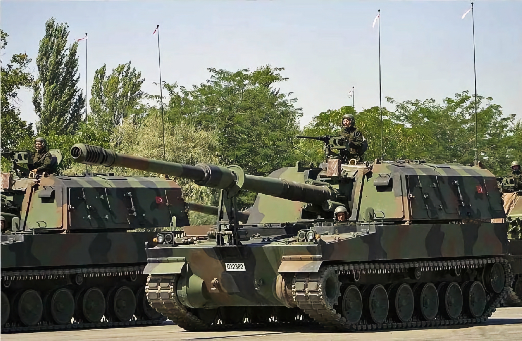 La Turquie reçoit les premiers obusiers automoteurs Firtina de nouvelle génération, équipés d'un système de chargement automatique et d'un nouveau système de conduite de tir. La Turquie reçoit les premiers obusiers automoteurs Firtina de nouvelle génération, équipés d'un système de chargement automatique et d'un nouveau système de conduite de tir.