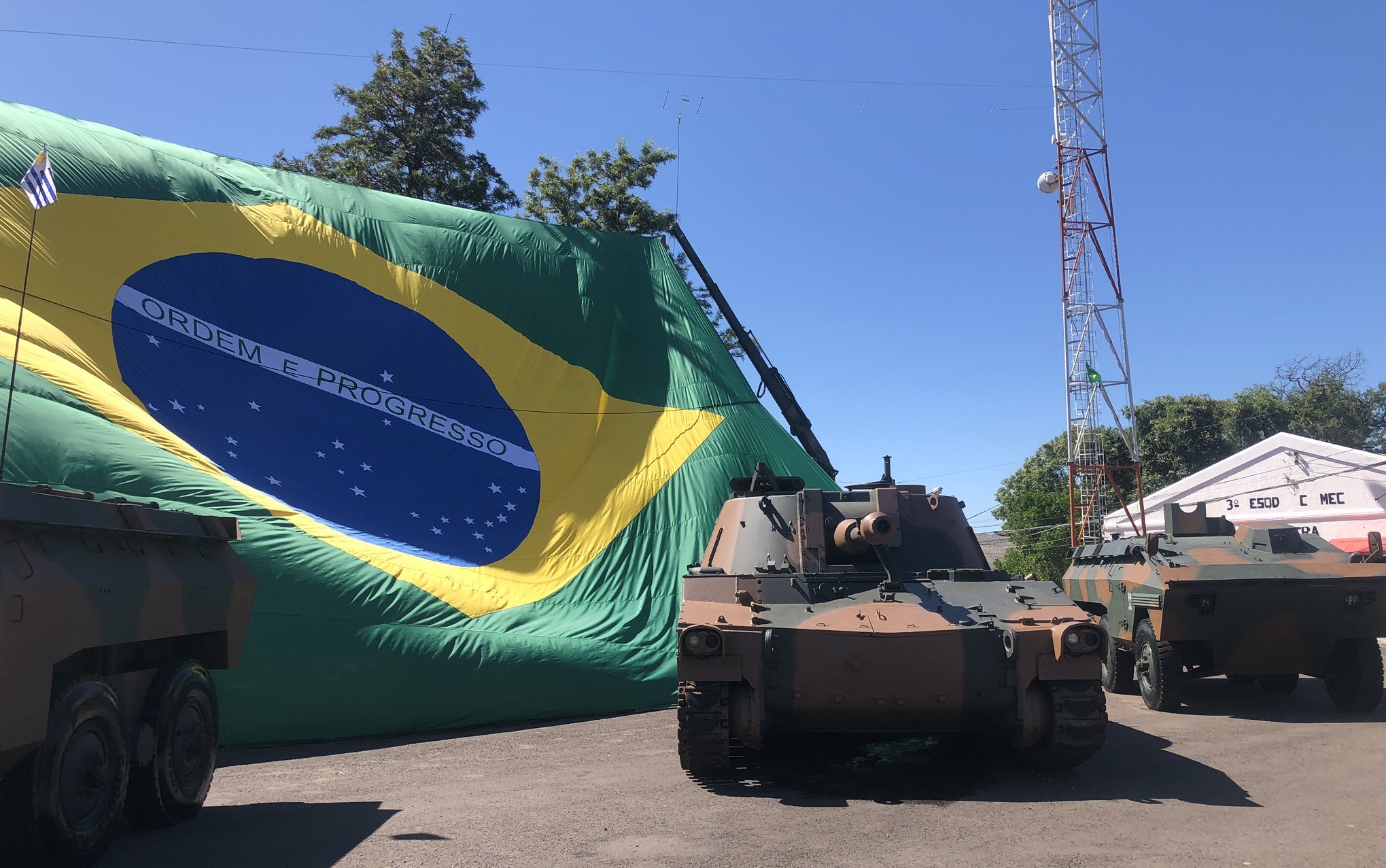 Le Brésil a fait don de 10 obusiers automoteurs M108 et de 11 véhicules blindés Engesa EE-11 Urutu à l'Uruguay. Le Brésil a fait don de 10 obusiers automoteurs M108 et de 11 véhicules blindés Engesa EE-11 Urutu à l'Uruguay.