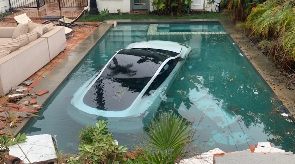 La propriétaire d'une voiture Tesla a mélangé ses pédales, a traversé le mur d'une maison et a fini dans une piscine. La propriétaire d'une voiture Tesla a mélangé ses pédales, a traversé le mur d'une maison et a fini dans une piscine.