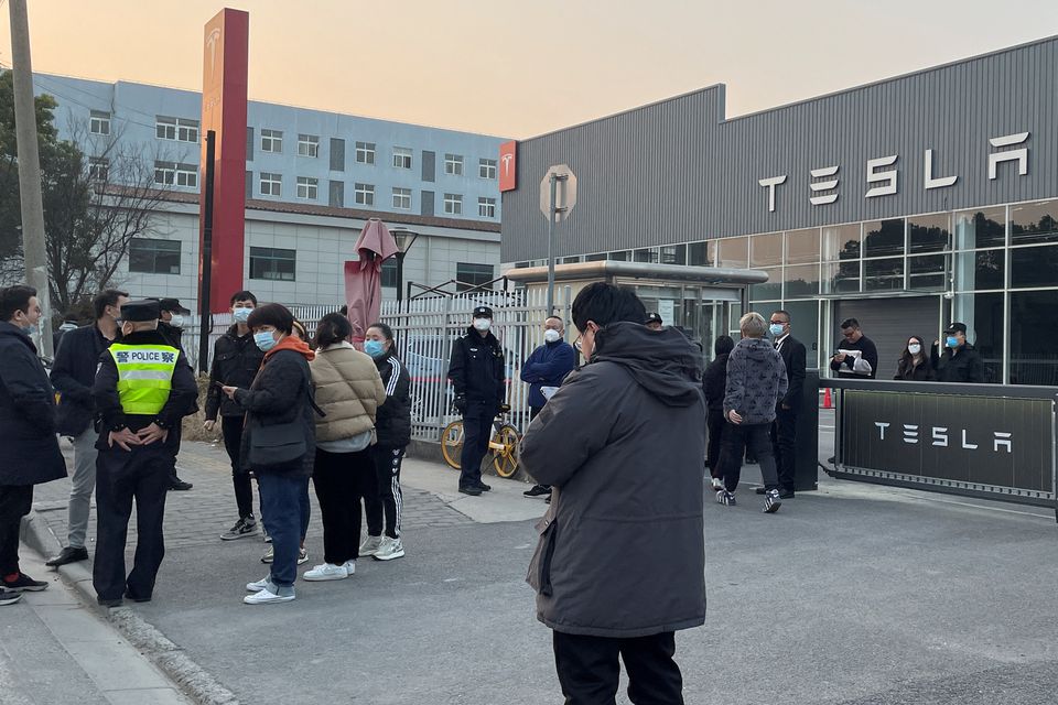 Les nouveaux propriétaires de Tesla ont manifesté en Chine pour protester contre la forte baisse du prix des voitures. Les nouveaux propriétaires de Tesla ont manifesté en Chine pour protester contre la forte baisse du prix des voitures.