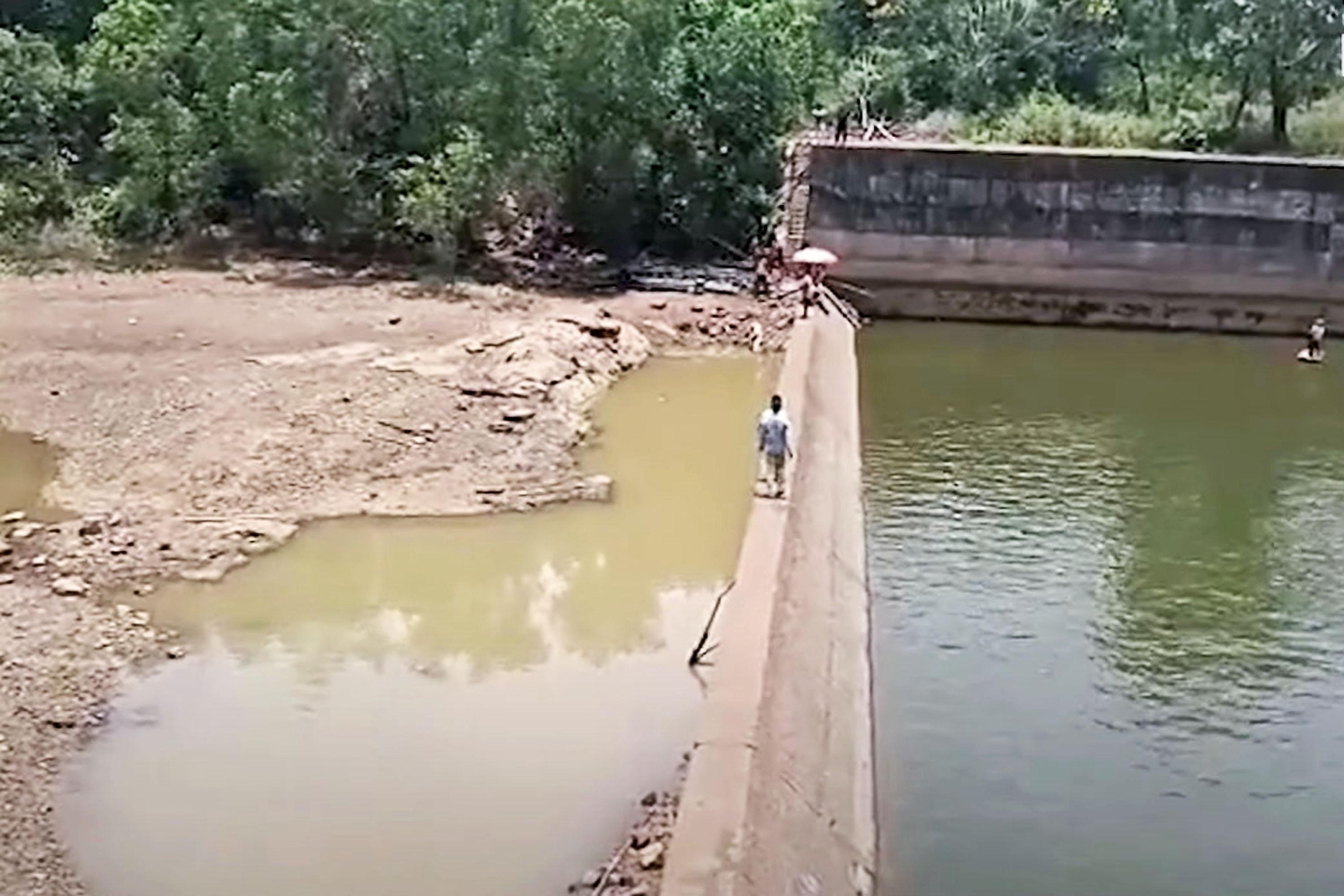 Un fonctionnaire indien a pompé 2 millions de litres d'eau dans un plan d'eau pendant 3 jours pour récupérer un Samsung Galaxy S23 Ultra tombé à l'eau. Un fonctionnaire indien a pompé 2 millions de litres d'eau dans un plan d'eau pendant 3 jours pour récupérer un Samsung Galaxy S23 Ultra tombé à l'eau.