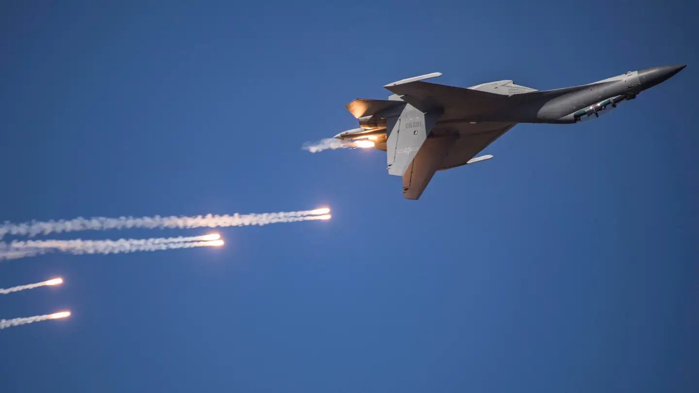 Le chasseur chinois J-16 effectue une manœuvre agressive devant le RC-135 de l'US Air Force, provoquant des turbulences dans l'appareil américain.