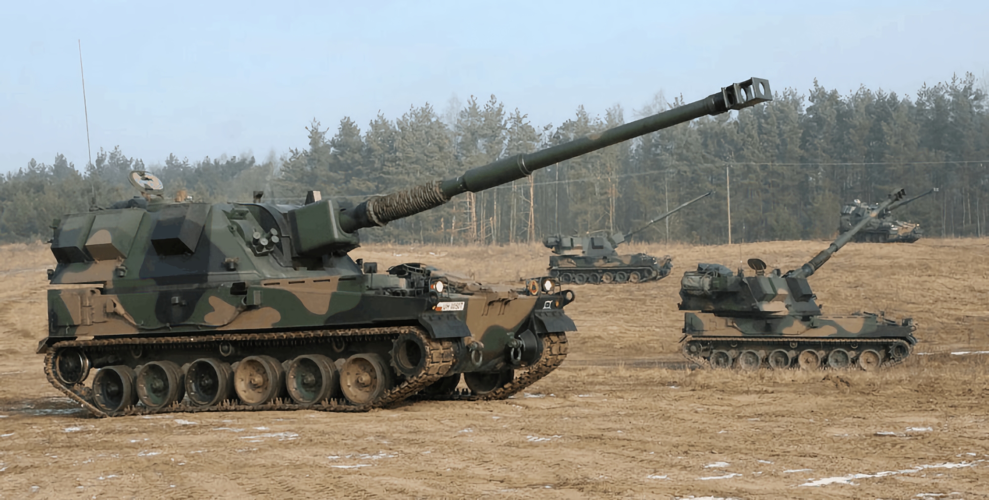L'AFU utilise le Krab SAU avec des obus de 155 mm à la pointe de la technologie qui peuvent tirer jusqu'à 31 km L'AFU utilise le Krab SAU avec des obus de 155 mm à la pointe de la technologie qui peuvent tirer jusqu'à 31 km