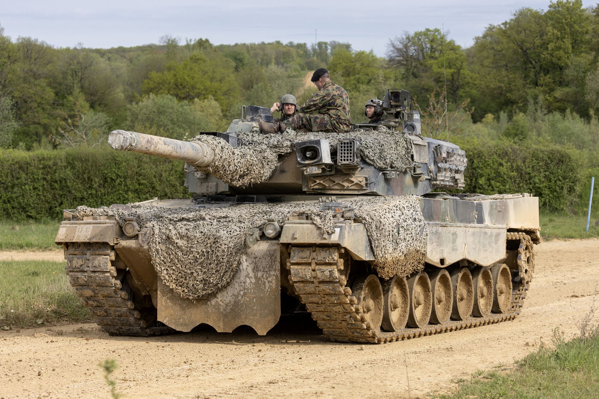 La Suisse vendra 25 chars Leopard 2 à l'Allemagne, qui les transférera ensuite à l'Ukraine. La Suisse vendra 25 chars Leopard 2 à l'Allemagne, qui les transférera ensuite à l'Ukraine.