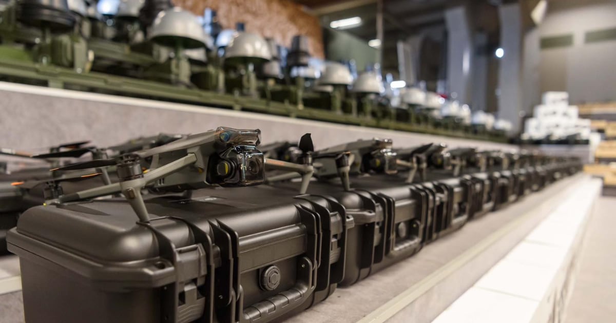 Porochenko remet 3 140 drones (Mavic 3 et Molfar) et 50 stations dômes de guerre électronique multi-bandes Shatro aux forces armées (photo) Porochenko remet 3 140 drones (Mavic 3 et Molfar) et 50 stations dômes de guerre électronique multi-bandes Shatro aux forces armées (photo)