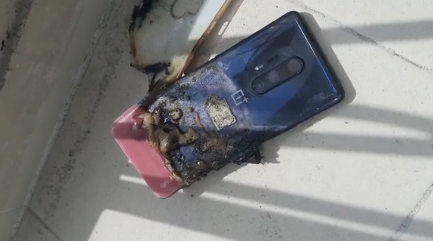 Les smartphones économiques ne sont pas les seuls à prendre feu : un utilisateur a vu son flagship 2020, le OnePlus 8 Pro, exploser.