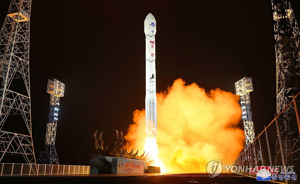 Un missile nord-coréen a explosé en même temps qu'un satellite espion destiné à surveiller des cibles militaires. Un missile nord-coréen a explosé en même temps qu'un satellite espion destiné à surveiller des cibles militaires.