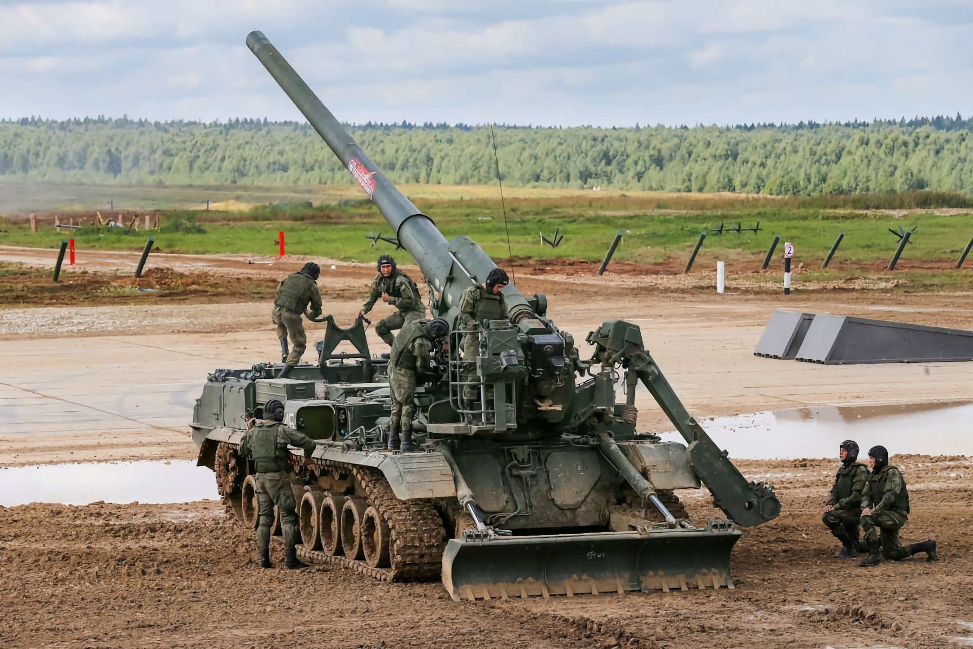 Les artilleurs ukrainiens détruisent des munitions et le canon automoteur russe 2S7 Pion