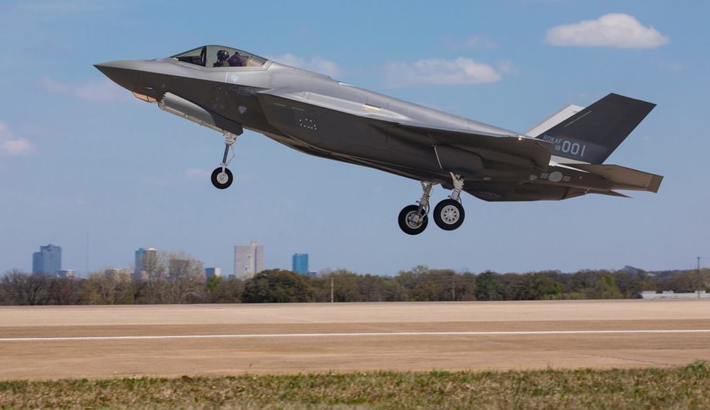 Le chasseur de cinquième génération F-35A Lightning II doit subir des réparations d'une valeur de 76 millions de dollars à la suite d'une collision avec un aigle
