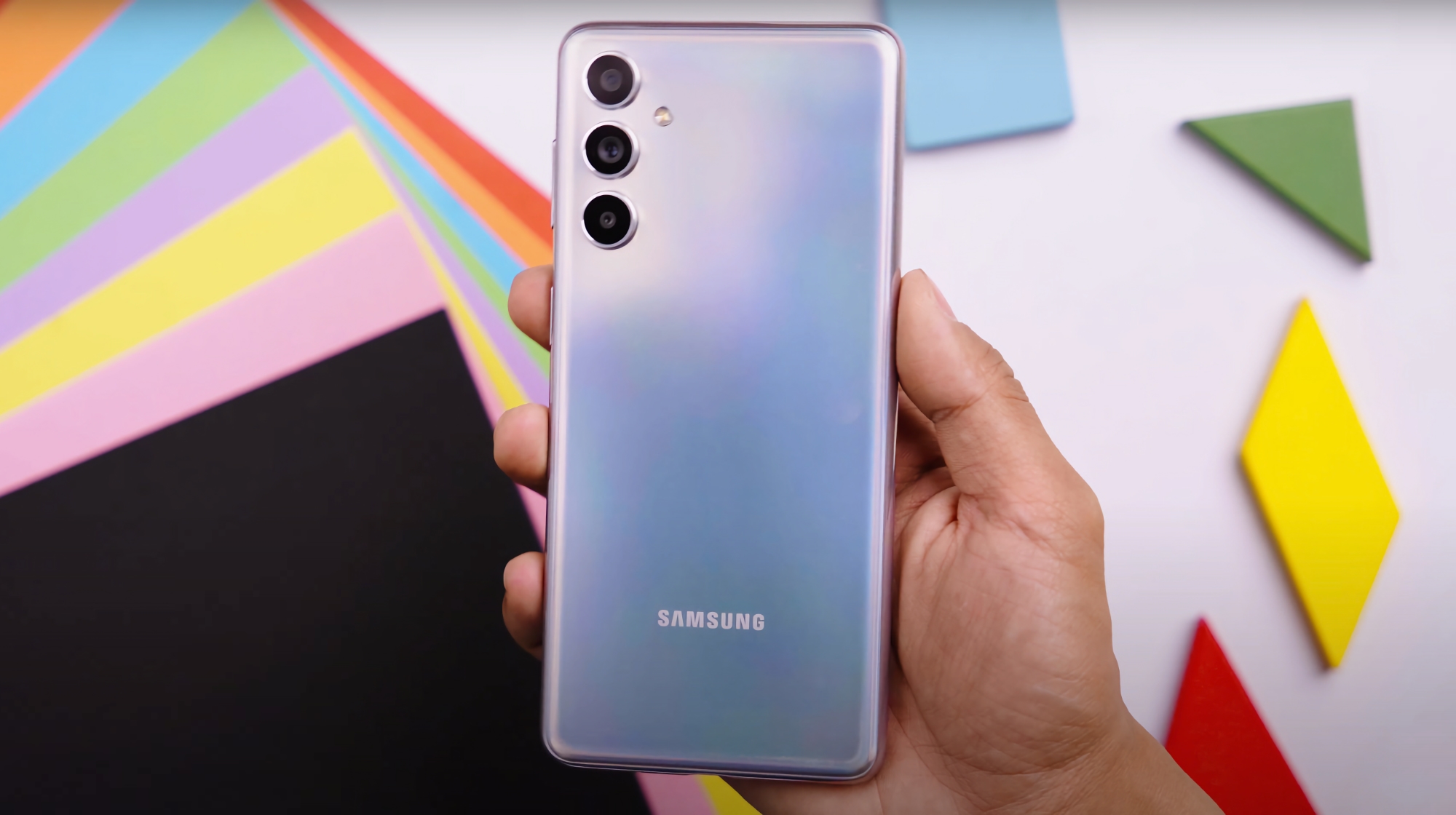 Une vidéo du smartphone Samsung Galaxy F54, qui n'a pas encore été annoncé, a fait surface sur YouTube. Une vidéo du smartphone Samsung Galaxy F54, qui n'a pas encore été annoncé, a fait surface sur YouTube.