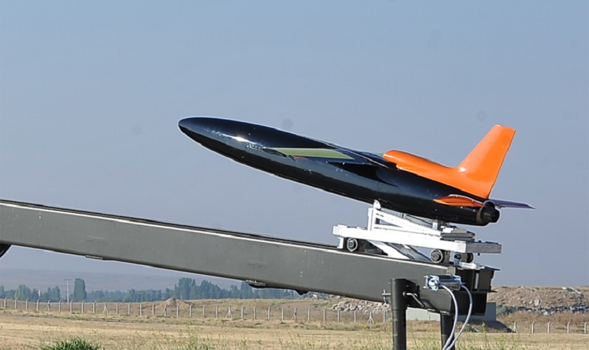 La Turquie a testé le drone kamikaze ŞİMŞEK, qui est lancé à partir du drone de frappe Anka S La Turquie a testé le drone kamikaze ŞİMŞEK, qui est lancé à partir du drone de frappe Anka S