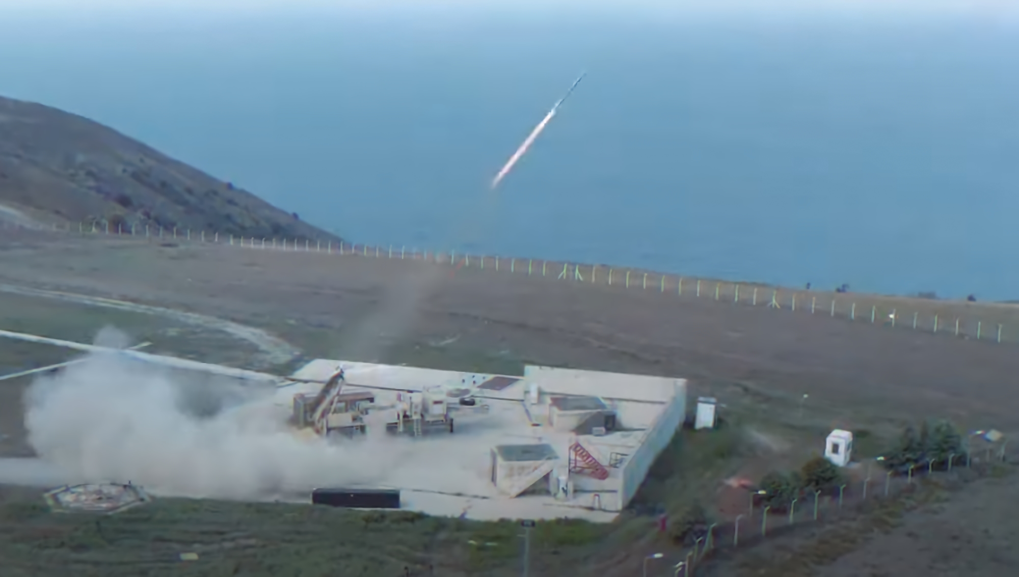 La Turquie a testé avec succès un missile SIPER de défense aérienne, qui a détruit un drone Banshee 80 à une distance de 100 km. La Turquie a testé avec succès un missile SIPER de défense aérienne, qui a détruit un drone Banshee 80 à une distance de 100 km.