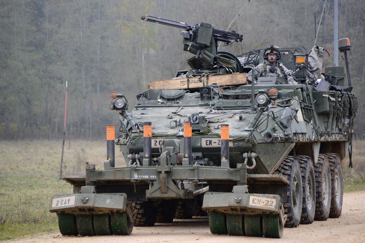 Les forces armées ukrainiennes présentent les véhicules blindés M1126 Stryker ICV et M1132 Stryker ESV avec des dragueurs de mines LWMR Les forces armées ukrainiennes présentent les véhicules blindés M1126 Stryker ICV et M1132 Stryker ESV avec des dragueurs de mines LWMR