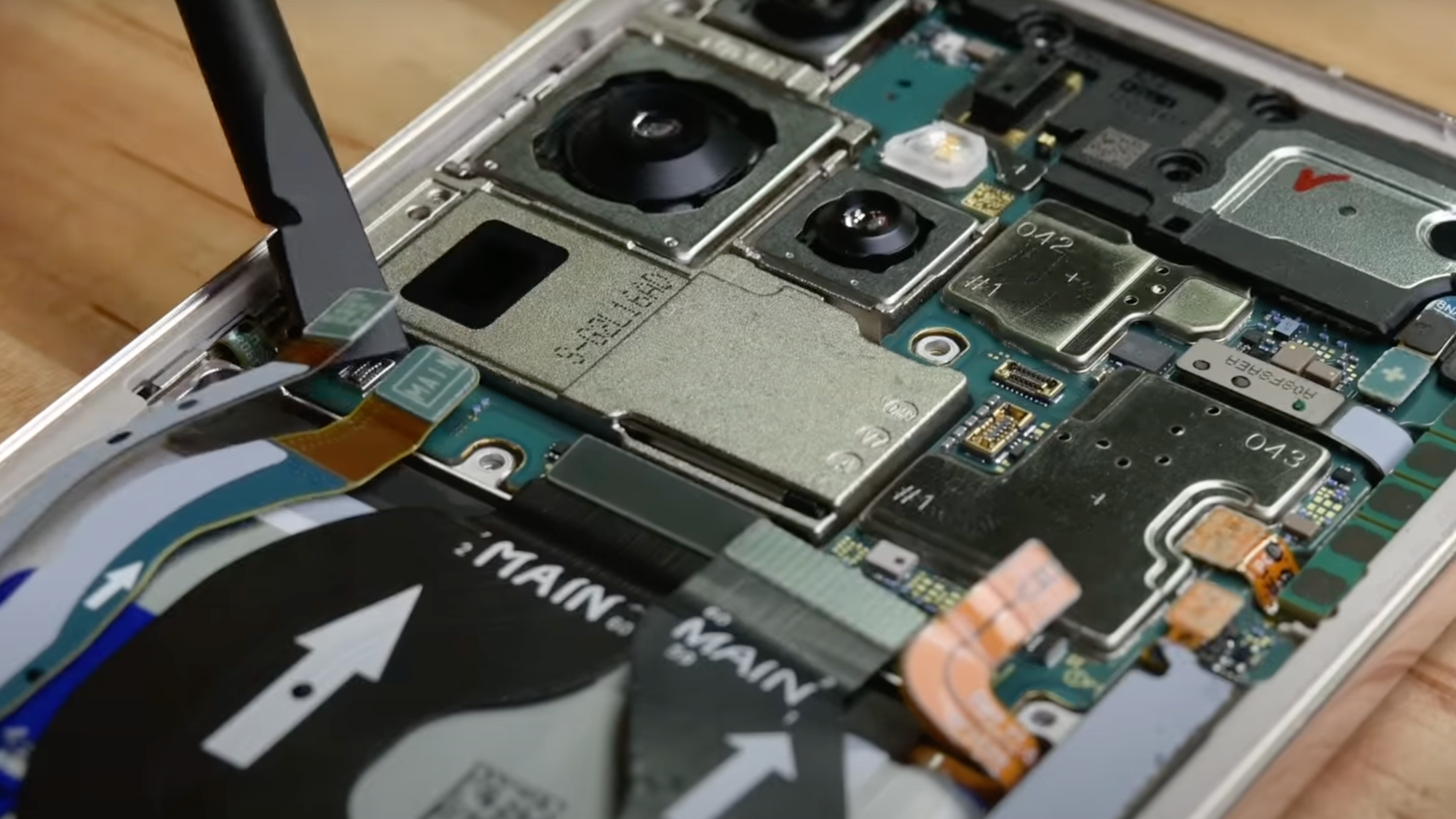 Samsung exige que les ateliers de réparation détruisent les gadgets qui utilisent des pièces non authentiques. Samsung exige que les ateliers de réparation détruisent les gadgets qui utilisent des pièces non authentiques.