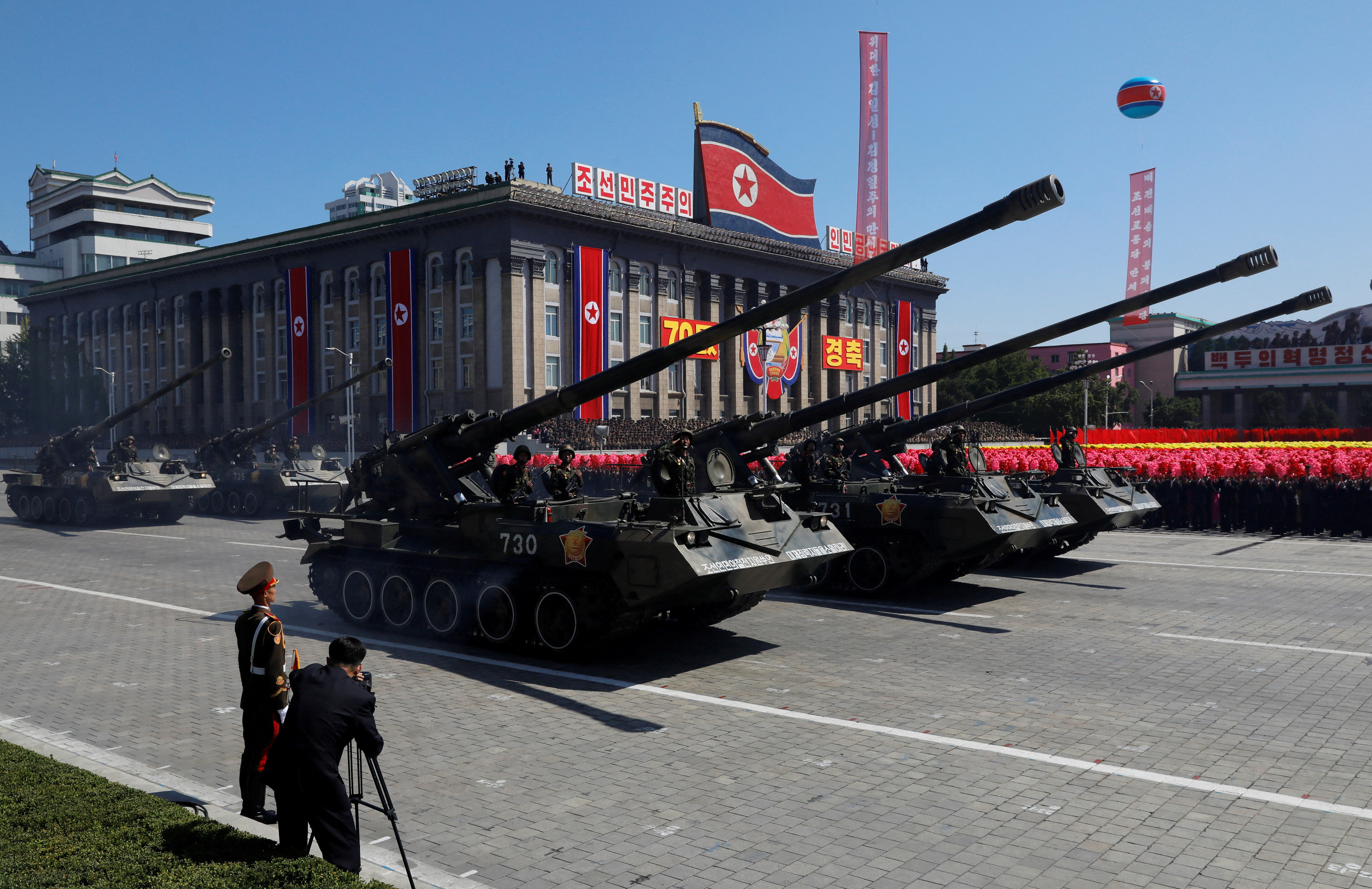 La RPDC pourrait transférer jusqu'à 9,4 millions d'obus d'artillerie à la Russie, car elle possède environ 200 usines de munitions. La RPDC pourrait transférer jusqu'à 9,4 millions d'obus d'artillerie à la Russie, car elle possède environ 200 usines de munitions.