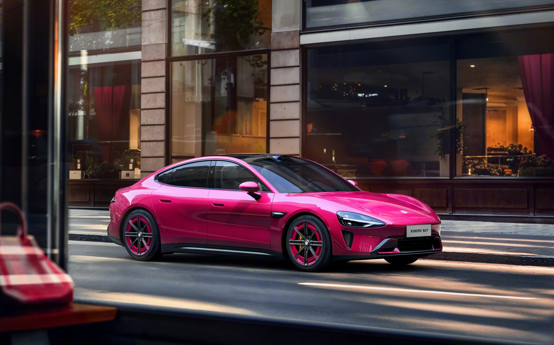 Xiaomi SU7 dans une nouvelle couleur : la voiture électrique devient plus lumineuse avec Brilliant Magenta
