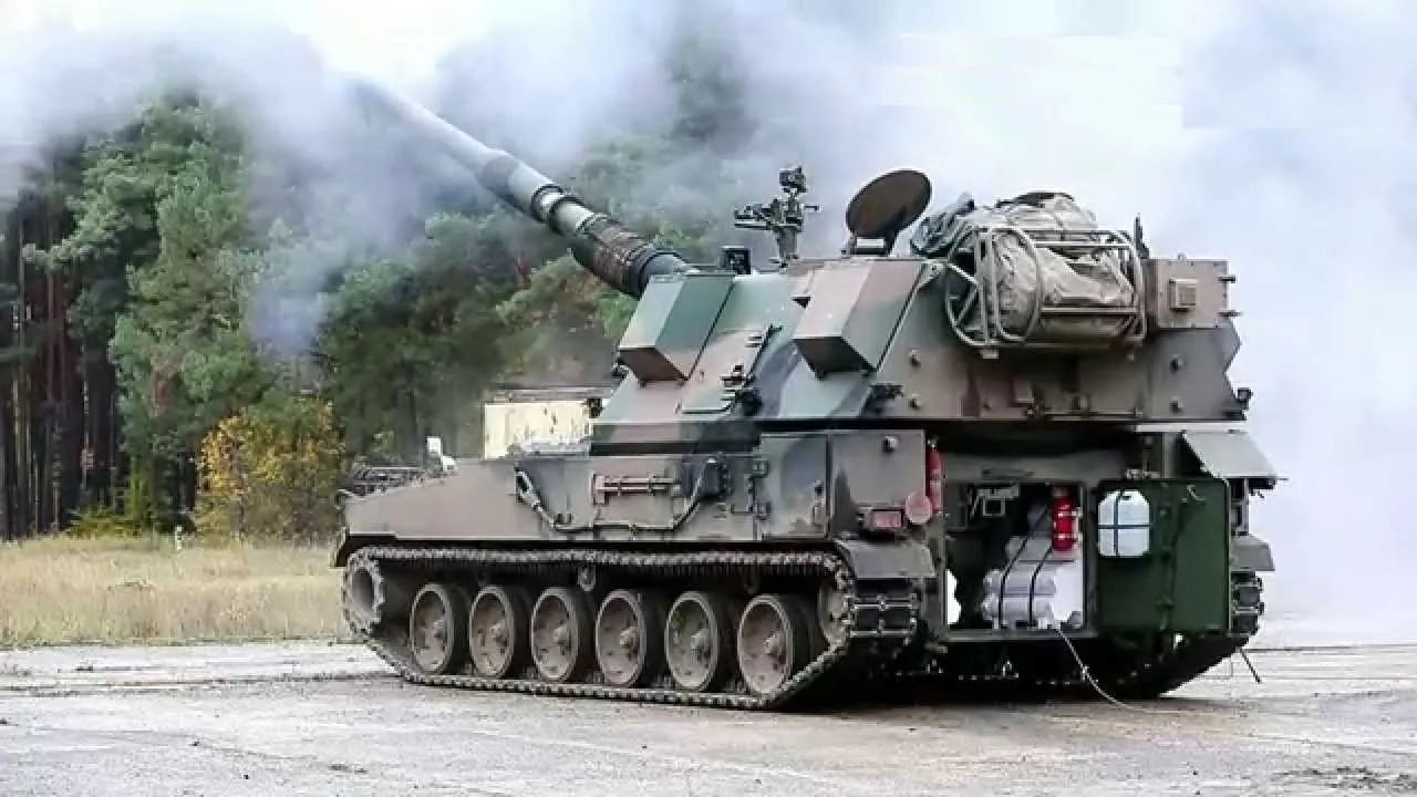 Des artilleurs ukrainiens montrent une vidéo de l'obusier automoteur polonais AHS Krab en action, d'une valeur de 11,5 millions de dollars