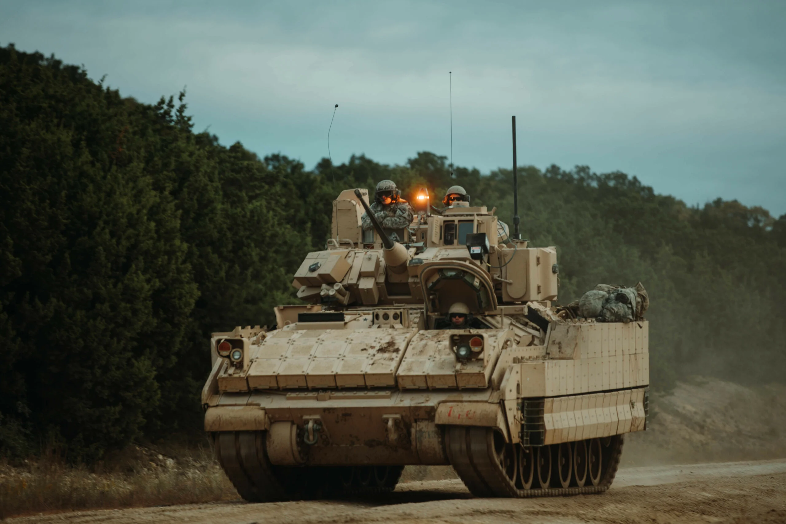 L'armée américaine a testé un système de protection active découplé léger Iron Fist amélioré pour les véhicules de combat Bradley. L'armée américaine a testé un système de protection active découplé léger Iron Fist amélioré pour les véhicules de combat Bradley.