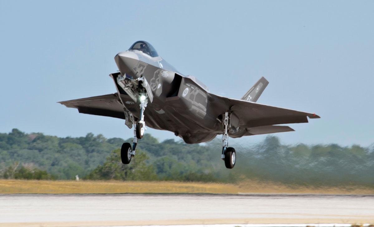 Lockheed Martin a produit neuf chasseurs F-35 Lightning II, mais ne peut les remettre à ses clients en raison d'une suspension des livraisons.