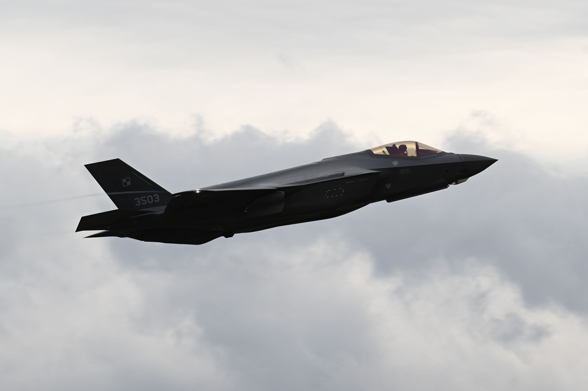 Puissance aérienne de la Pologne : le premier décollage du F-35A Lightning II La Pologne prend son envol : premier vol du F-35A Lightning II sur les ailes polonaises