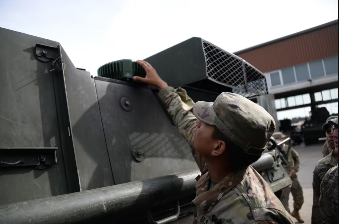 Antenne sur un véhicule blindé de transport de troupes Stryker : une communication parfaite pour les troupes Secrets de la communication : les soldats calibrent l'antenne sur le Stryker