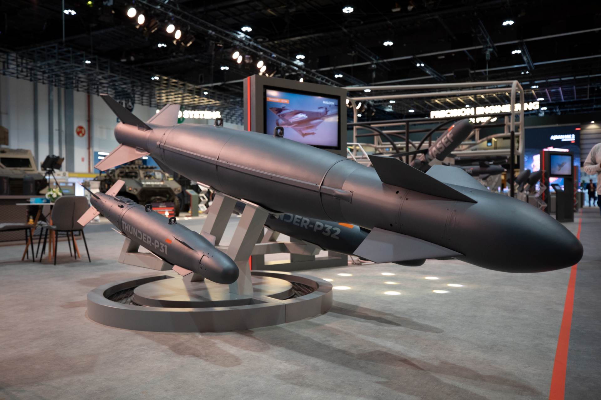Edge a reçu plus de 2,5 milliards de dollars pour fournir des drones et des missiles à l'armée de l'air des EAU. Edge a reçu plus de 2,5 milliards de dollars pour fournir des drones et des missiles à l'armée de l'air des EAU.
