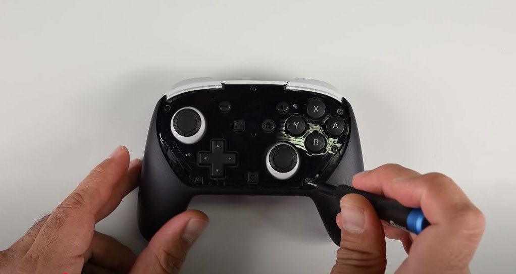 iFixit démonte la manette Pro pour Nintendo Switch 2 : qu'est-ce qu'il y a à l'intérieur ?