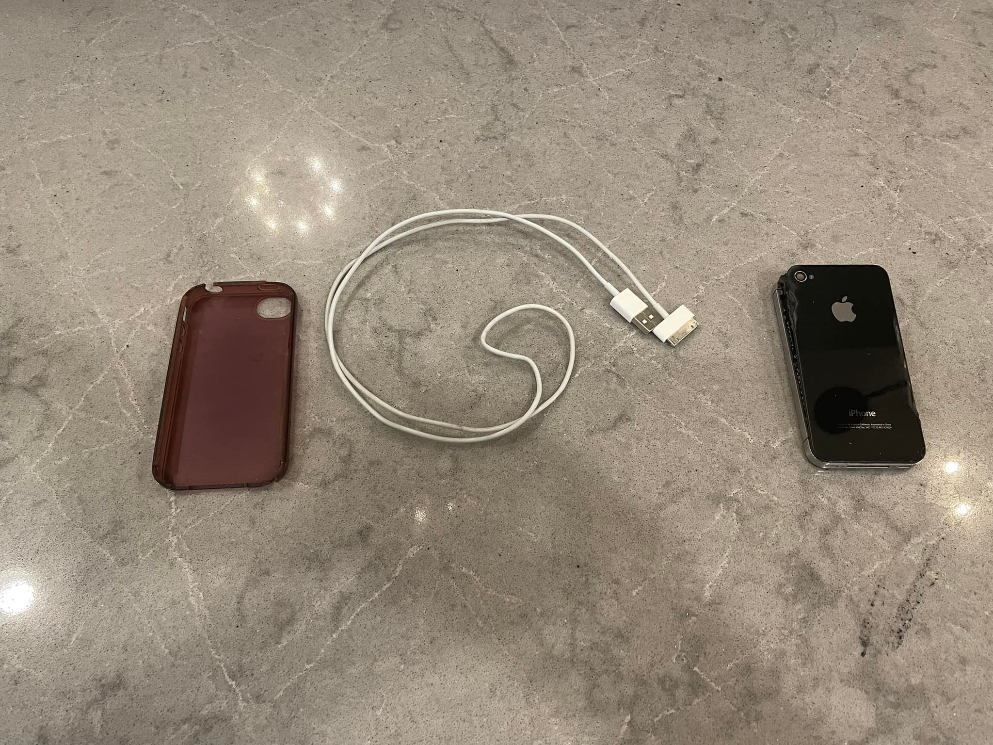 Un iPhone de 12 ans a pris feu dans la maison alors qu'il était en train de se recharger, et une caméra Google Nest a filmé la scène. Un iPhone de 12 ans a pris feu dans la maison alors qu'il était en train de se recharger, et une caméra Google Nest a filmé la scène.