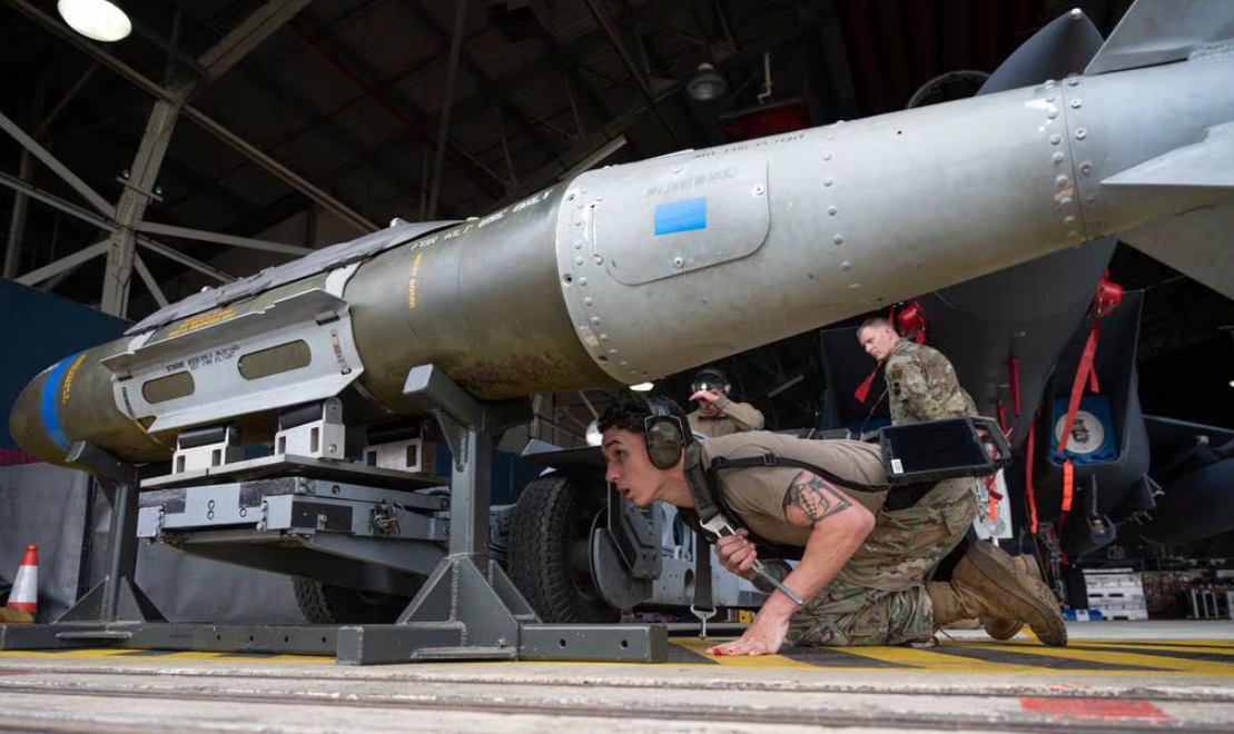 Boeing a reçu près de 7,5 milliards de dollars pour produire des kits JDAM, dont 228,8 millions de dollars pour des clients étrangers. Boeing a reçu près de 7,5 milliards de dollars pour produire des kits JDAM, dont 228,8 millions de dollars pour des clients étrangers.