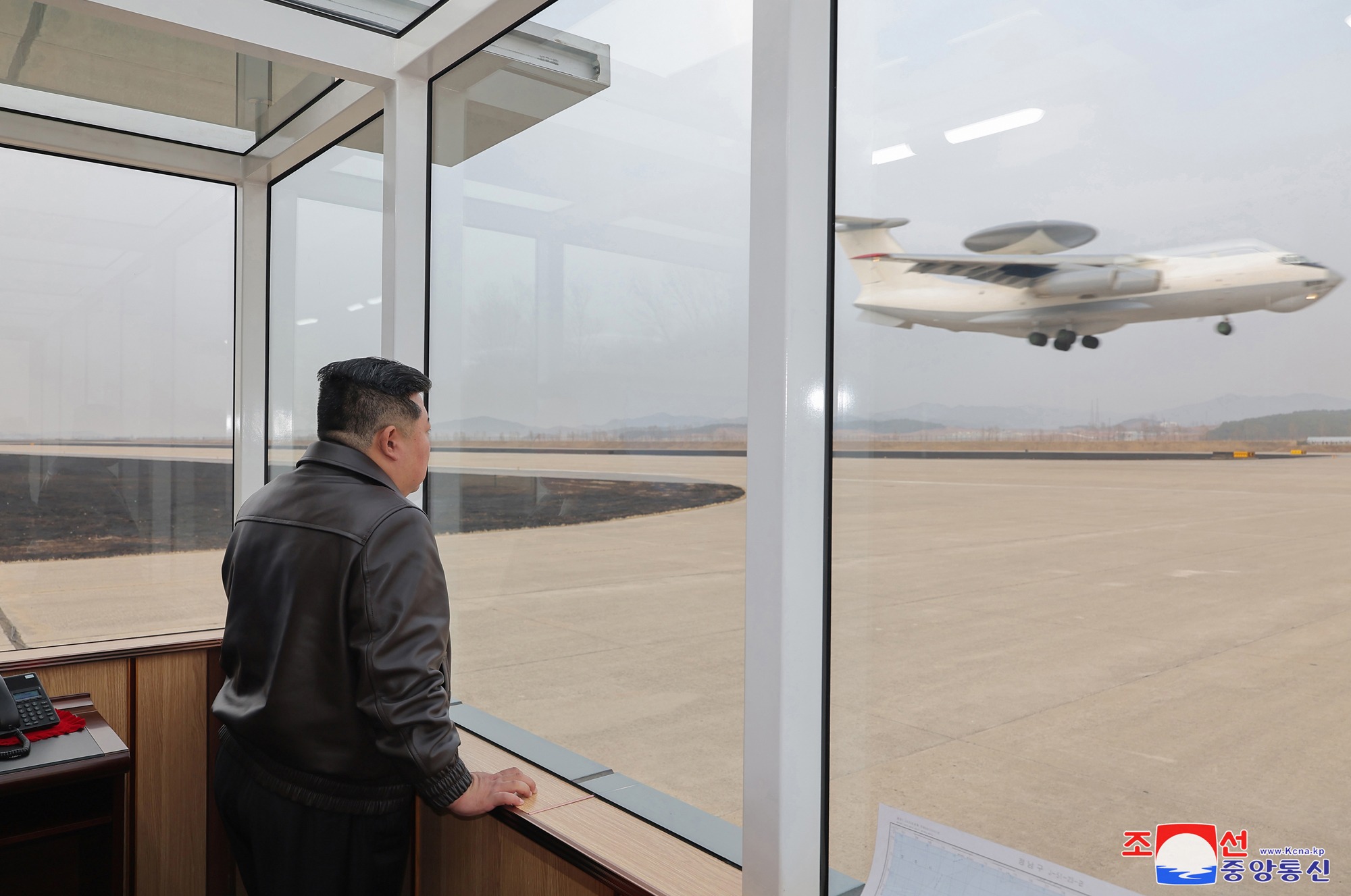 Percée dans le domaine de l'aviation : La RPDC devient l'un des pays dotés d'avions de surveillance embarqués Dans le ciel de la RPDC : le premier avion de combat à long rayon d'action de la Corée du Nord sur la piste d'atterrissage