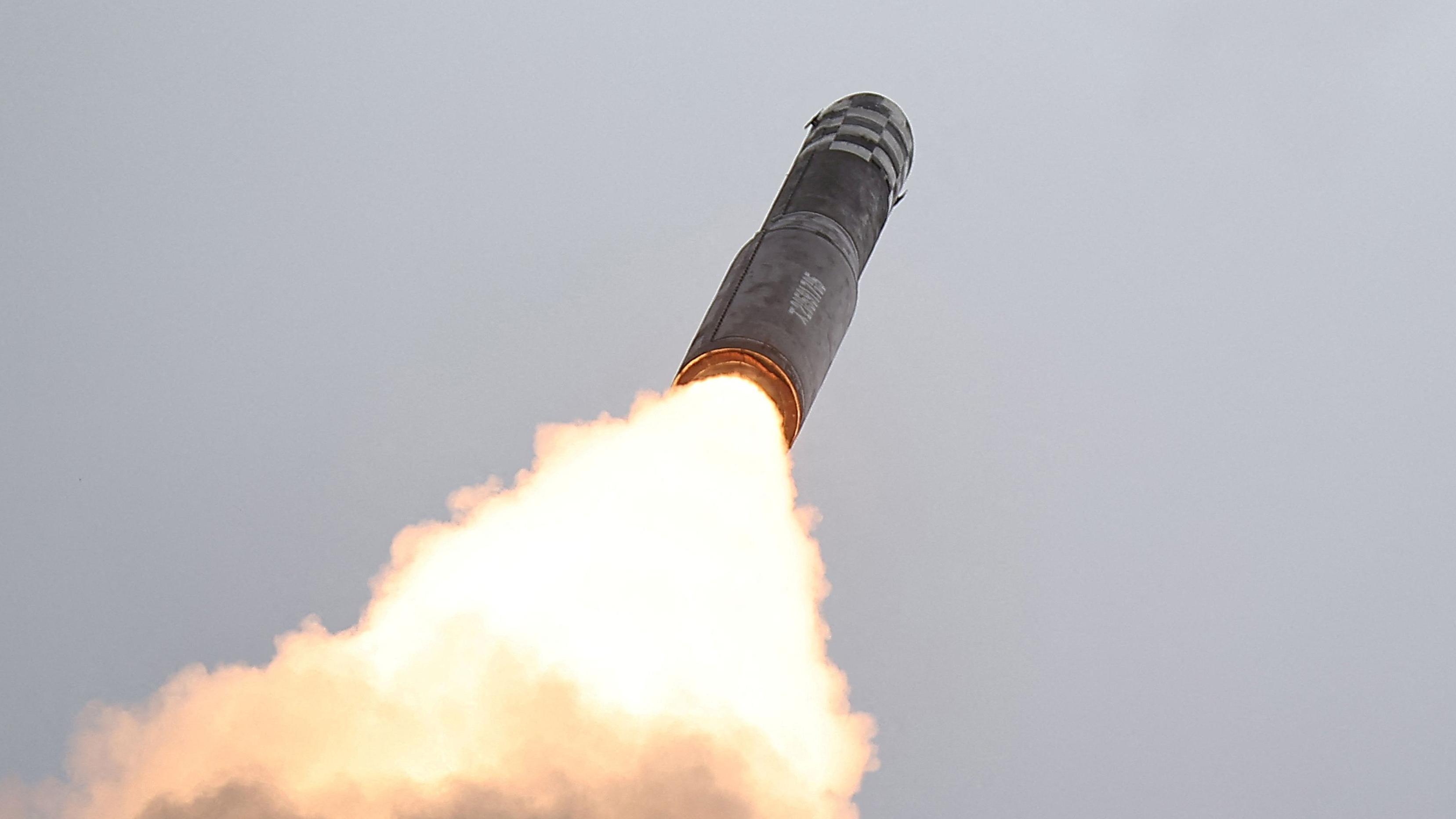 La Corée du Nord lance avec succès son dernier missile balistique Hwasong-18