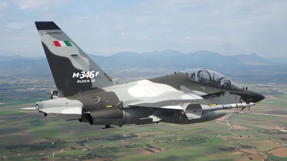 Leonardo M-346 : Le Changeur de Données dans les Programmes Modernes de Formation des Pilotes Leonardo M-346 : Présentation du Formateur Avancé Prenant l'Entraînement de Vol à de Nouveaux Sommets