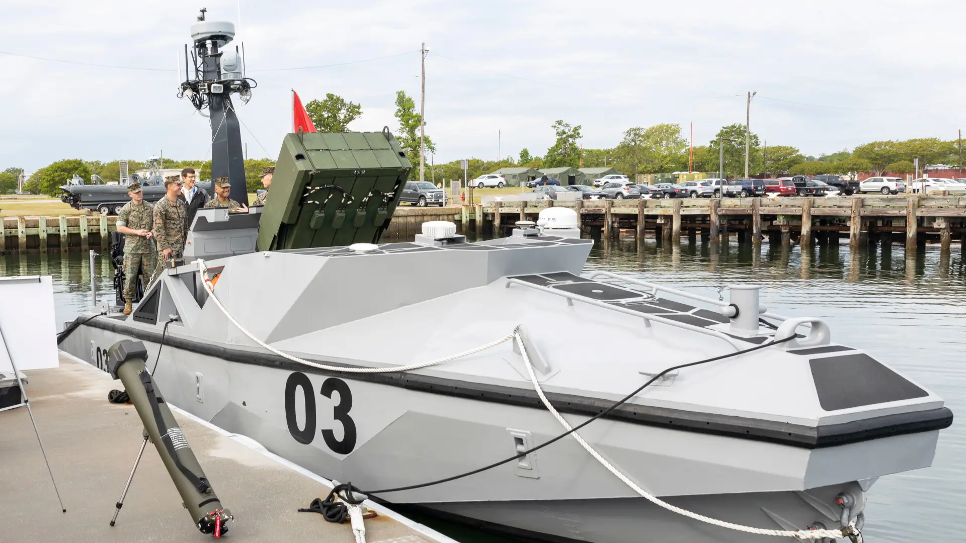 Le corps des Marines américains présente un navire sans pilote armé de Hero 120 drones kamikazes Le corps des Marines américains présente un navire sans pilote armé de Hero 120 drones kamikazes