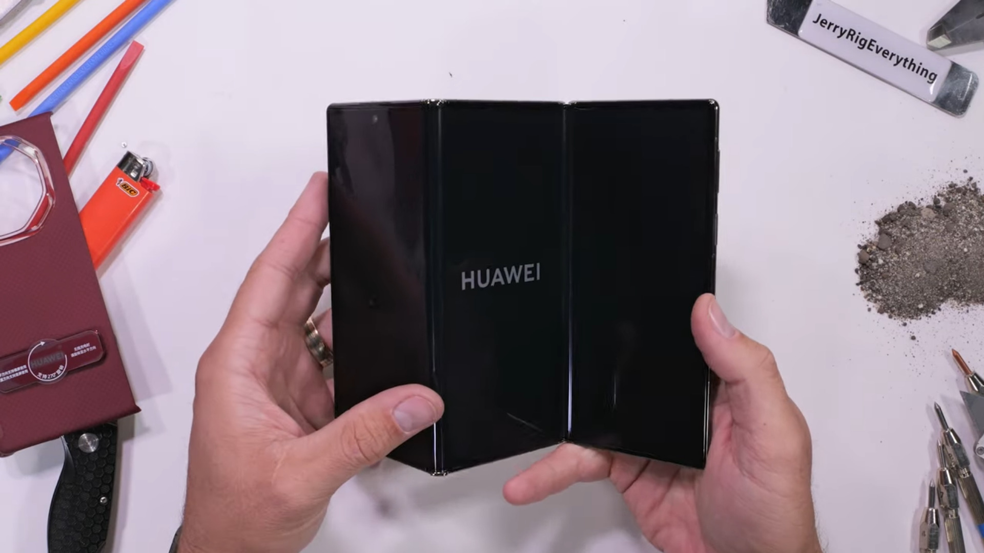 Le smartphone Huawei Mate XT à triple pliage échoue au crash test (vidéo) Le smartphone Huawei Mate XT à triple pliage échoue au crash test (vidéo)