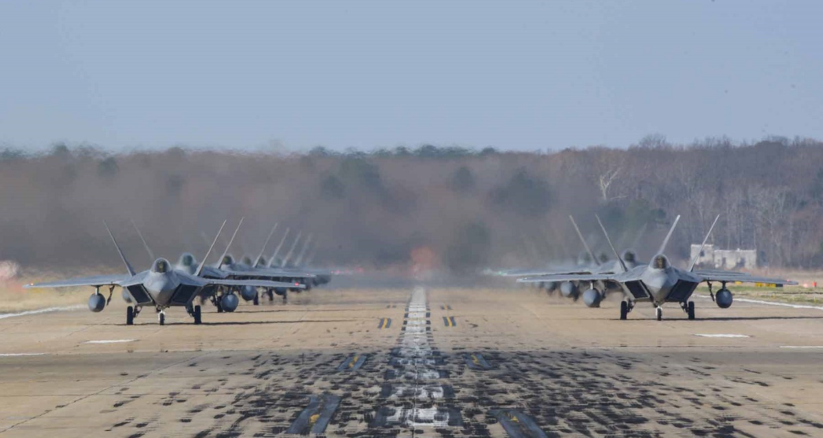 L'armée de l'air américaine commence à former des élèves-pilotes de F-22 Raptor en Virginie, cinq ans après la destruction de la base aérienne de Tyndall par l'ouragan Michael. L'armée de l'air américaine commence à former des élèves-pilotes de F-22 Raptor en Virginie, cinq ans après la destruction de la base aérienne de Tyndall par l'ouragan Michael.