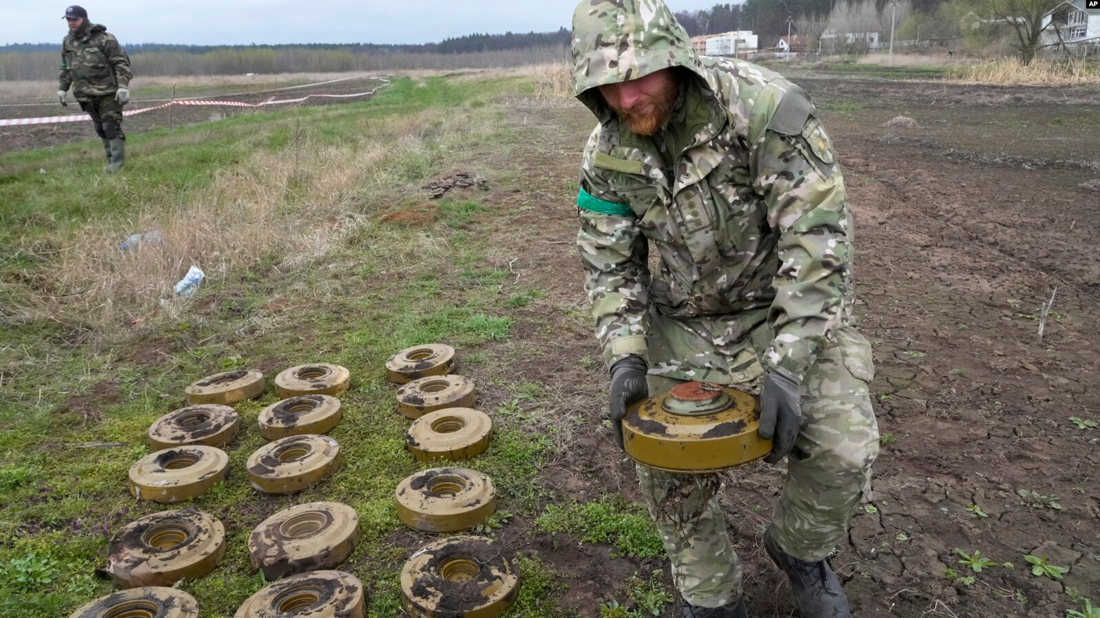Derrière la ligne de front : le travail d'un démineur dans les champs de mines de l'Ukraine Un sapeur ukrainien en mission : ramasser des mines sur le champ de bataille