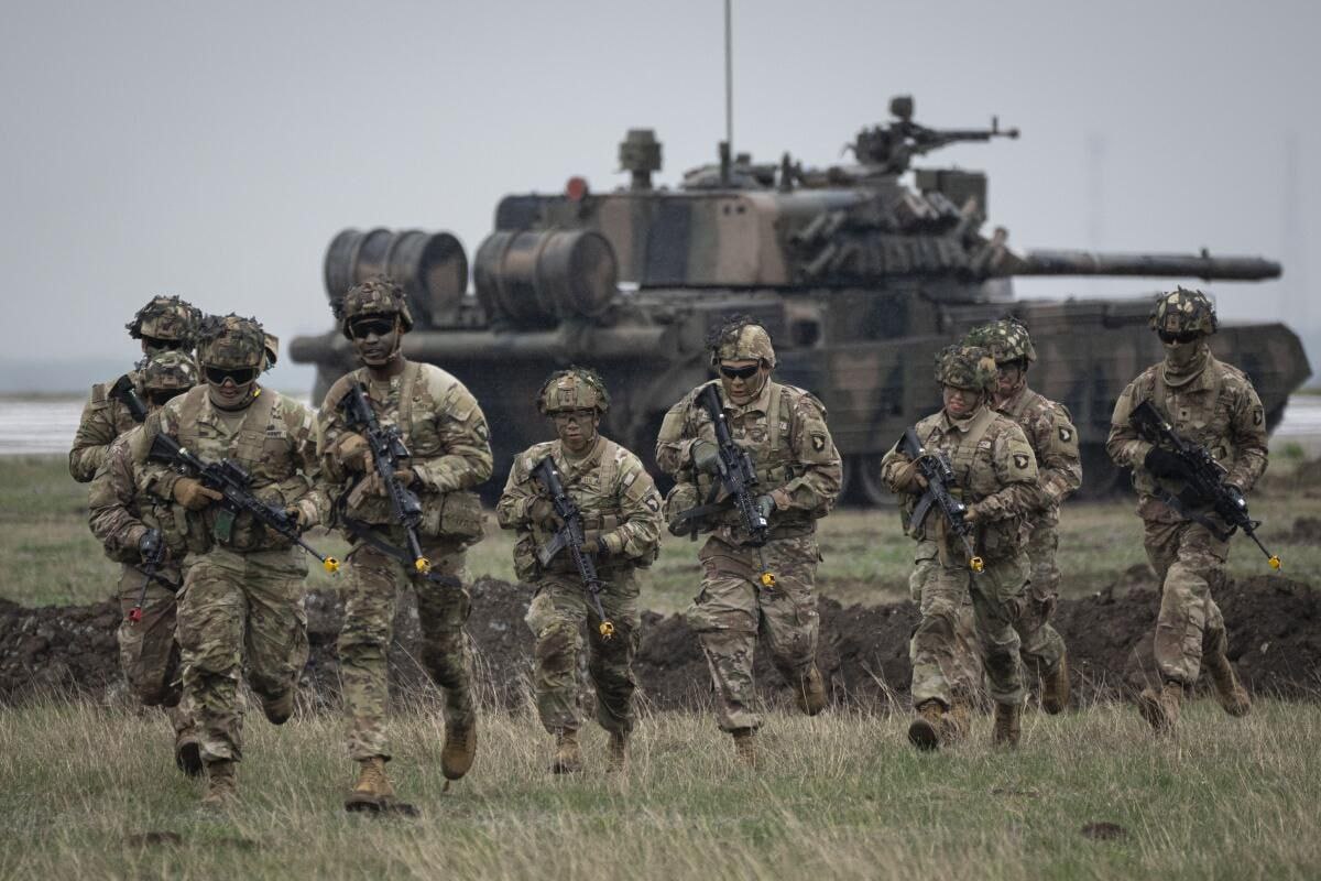 L'OTAN prévoit d'augmenter le nombre de brigades de combat de 82 à 131 en raison de la menace que représente la Russie. L'OTAN prévoit d'augmenter le nombre de brigades de combat de 82 à 131 en raison de la menace que représente la Russie.