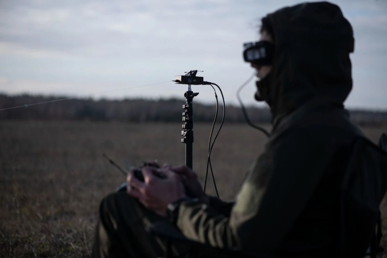 Nouveaux horizons pour FPV : Drone ukrainien sur communication fibre optique Percée innovante : Drone FPV ukrainien avec soutien en fibre optique
