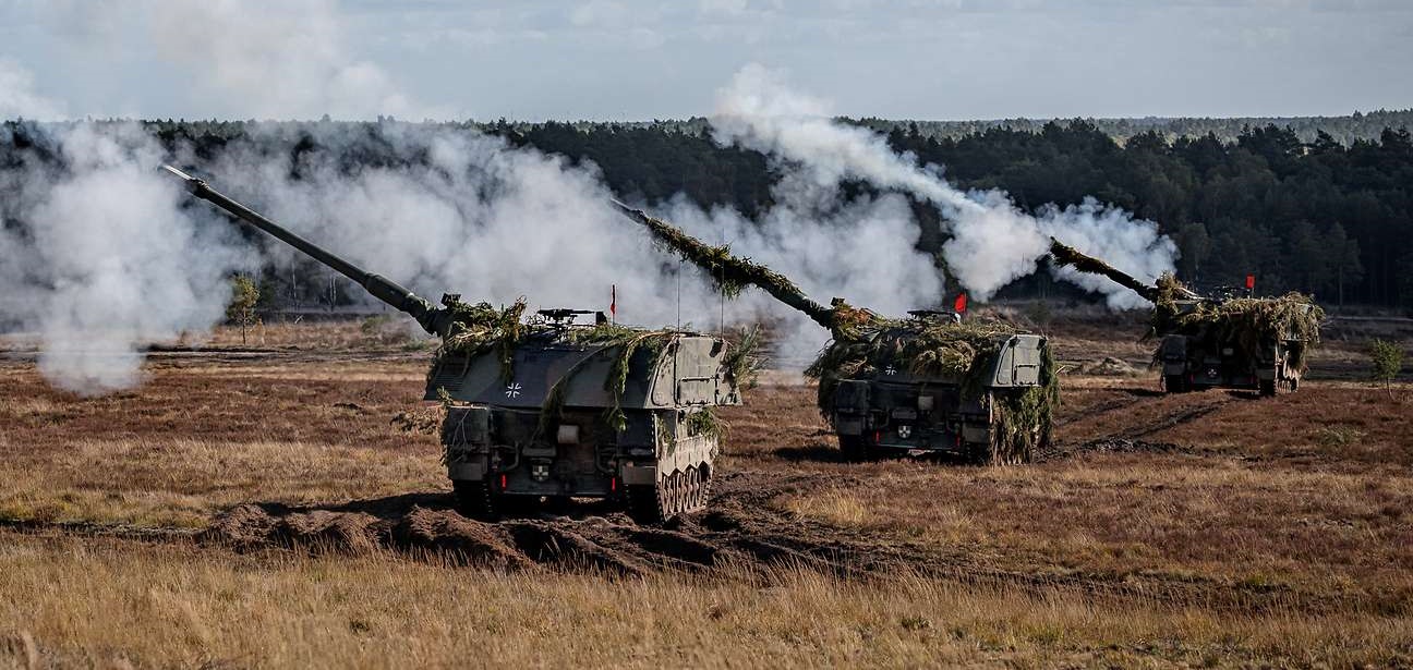 L'Allemagne a officiellement approuvé l'achat de 12 obusiers automoteurs Panzerhaubitze 2000 pour un montant de 190,7 millions d'euros. L'Allemagne a officiellement approuvé l'achat de 12 obusiers automoteurs Panzerhaubitze 2000 pour un montant de 190,7 millions d'euros.