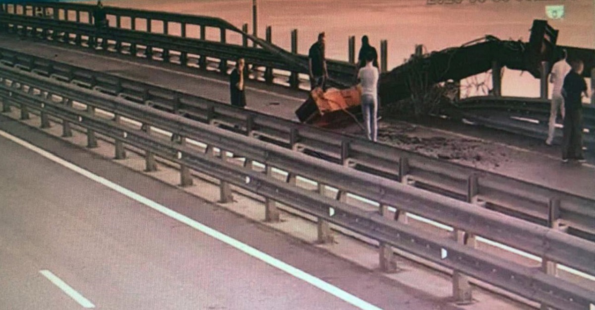 Pont de Crimée : photos documentaires de l'incident Reportage photo : le pont de Crimée après l'incident
