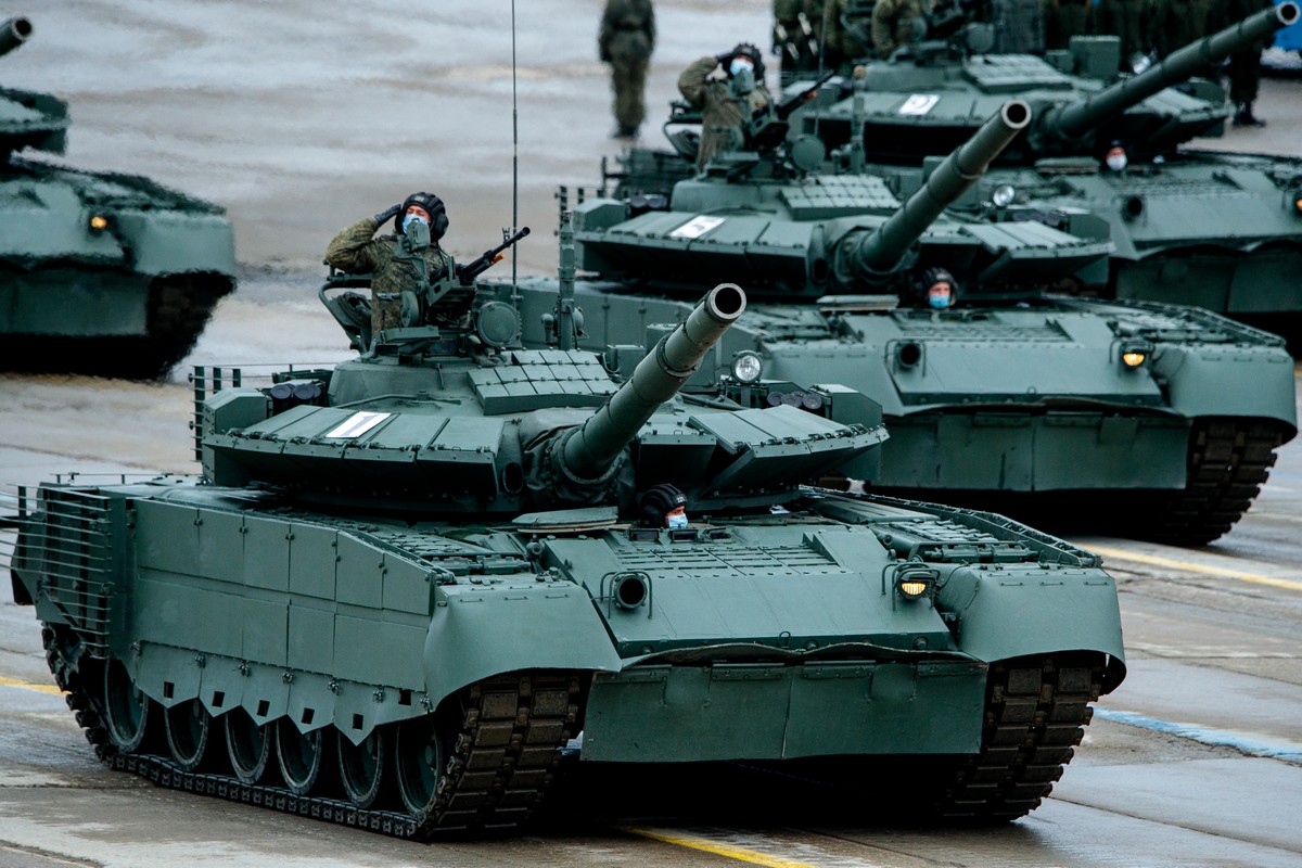 Un drone ukrainien détruit un char russe T-80BVM modernisé avec des munitions artisanales Un drone ukrainien détruit un char russe T-80BVM modernisé avec des munitions artisanales