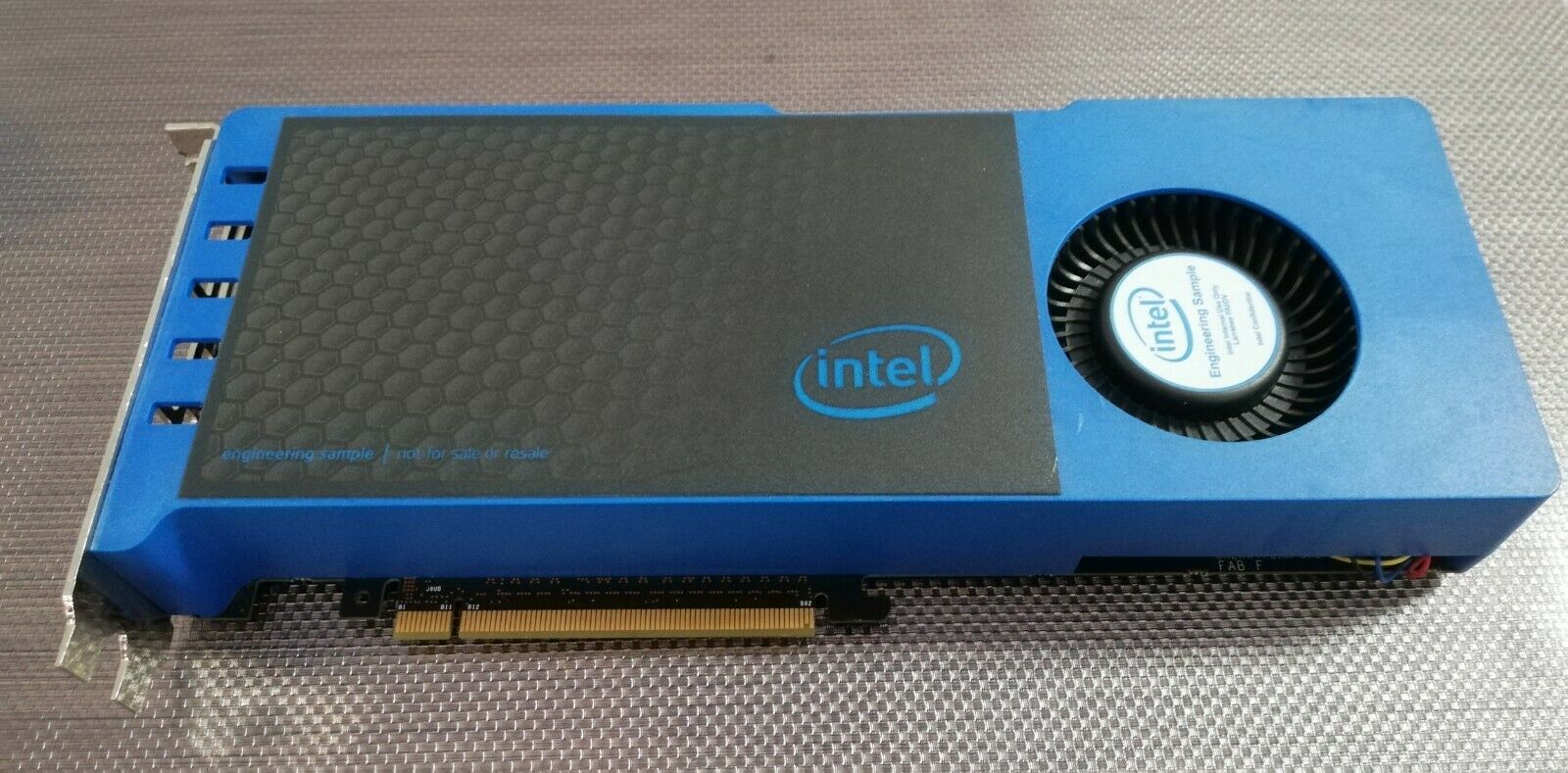 Carte graphique Intel unique, disponible en un seul exemplaire, vendue 4 650 € Carte graphique Intel unique, disponible en un seul exemplaire, vendue 4 650 €