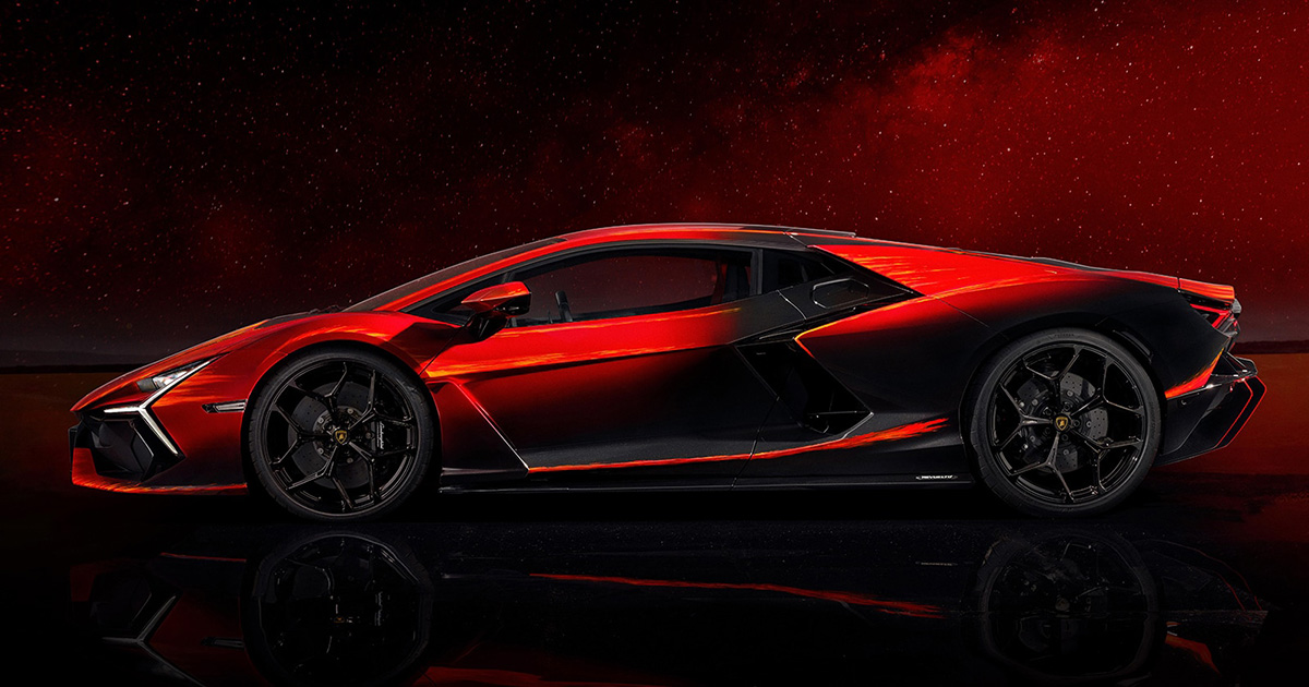 La seule Lamborghini Revuelto au monde dont la carrosserie est ornée de flammes peintes à la main est partie pour la Chine. La seule Lamborghini Revuelto au monde dont la carrosserie est ornée de flammes peintes à la main est partie pour la Chine.