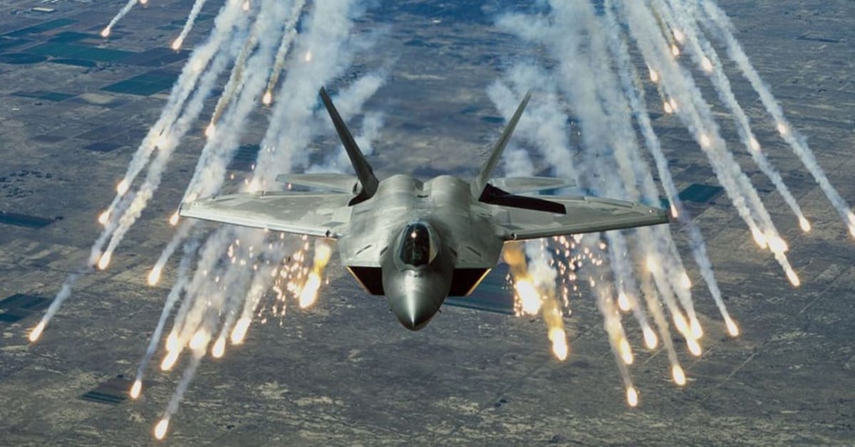 L'armée de l'air américaine envoie un escadron de chasseurs F-22 Raptor de cinquième génération en Estonie pour soutenir le flanc oriental de l'OTAN. L'armée de l'air américaine envoie un escadron de chasseurs F-22 Raptor de cinquième génération en Estonie pour soutenir le flanc oriental de l'OTAN.